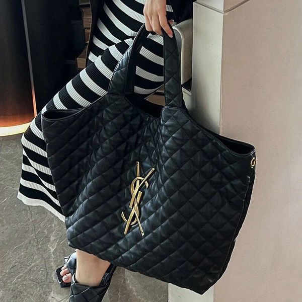 Designer Bag Luxury Bag Niche Design New Large Capacity Handbag Shoulder Bag Fashion Versatile Quilted Shoulder High End Tote Women S